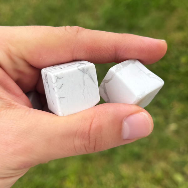 Howlite Cubes (1pcs)